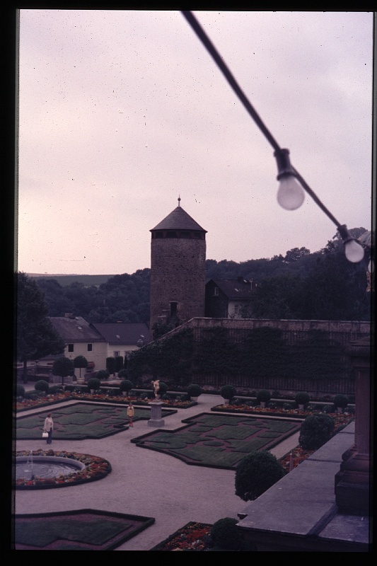 33.Weilburg jul 1975 Mama,Brigitte.JPG